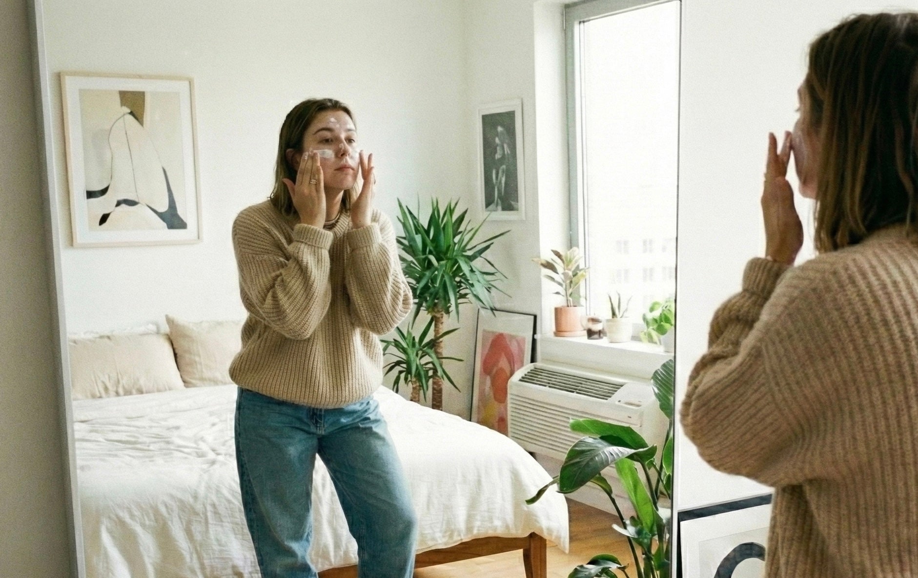 güneş kremi süren kadın